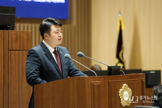 배지환 수원특례시의회 의원이 제400회 임시회 제2차 본회의에서 5분 자유발언을 하고 있다.