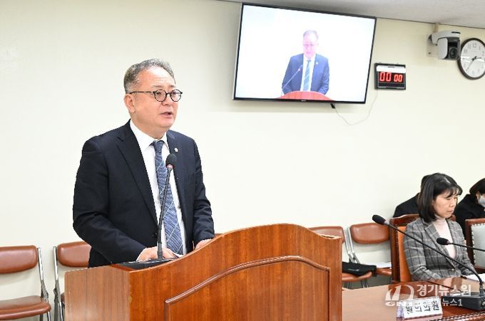 조례안 심사 중 정규헌 의원.