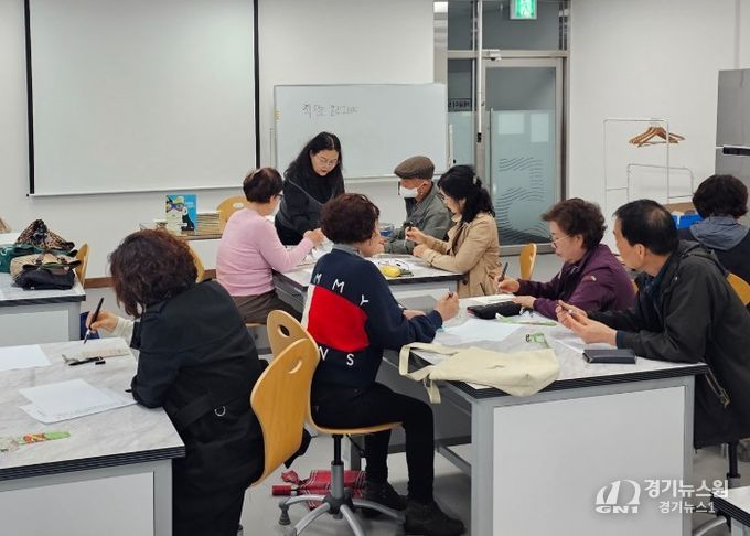 동구노인종합복지관 이용자들이 9일 복지관 강의실에서 광주중앙도서관이 운영하는 독서 연계 프로그램 ‘책 담는 캘리그라피’ 수업에 참여하고 있다 /광주시교육청 제공