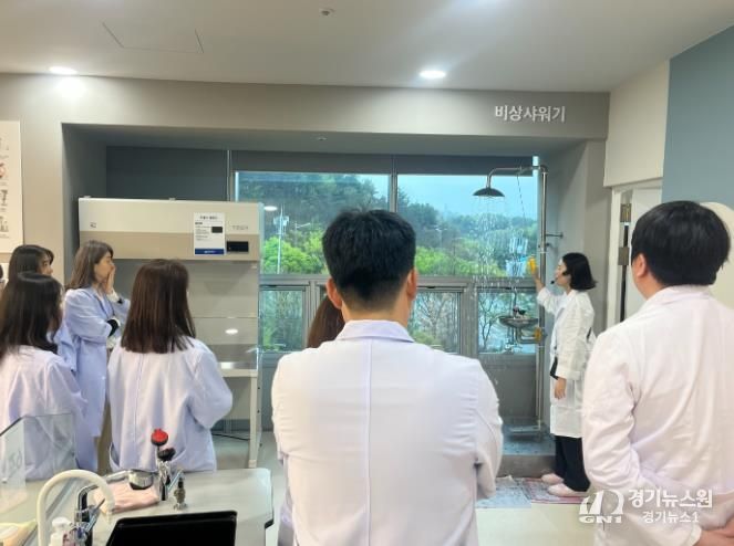 울산 지역 과학실험 담당 초중등 교원과 교육업무실무사들이 9일 울산과학관에서 학교 실험 안전역량 강화 직무연수에 참여해 비상샤워기 작동법에 대해 듣고있다