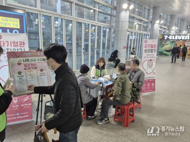 7일 퇴근 시간에 지하철 구리역 8호선 맞이방에서 혈압 측정・상담 및 인식도 행사를 운영하고 있다.