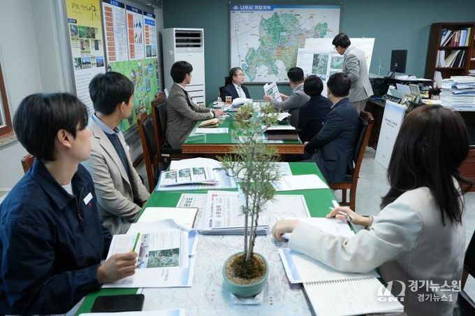 나주시가 지난 8일 부시장실에서 ‘나주역세권(KTX) 복합개발 기본구상 및 타당성 검토 용역 보고회’를 열고 사업 추진 상황을 점검했다.