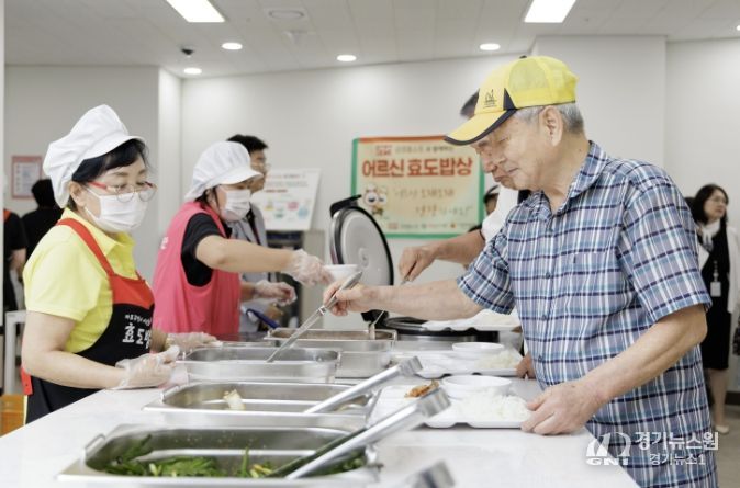 효도밥상 급식기관에서 어르신이 점심식사를 하고 있다