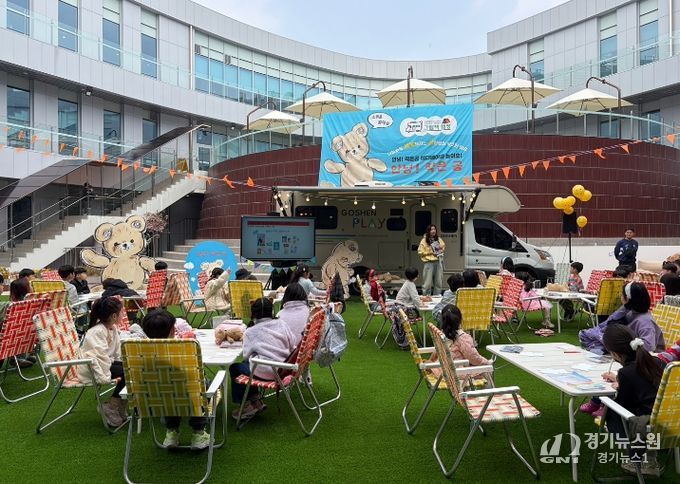 4월 11일(토) 평생교육원 이도마루 야외 중정에서 개최한 ‘야외 도서관 그림책 캠핑’모습