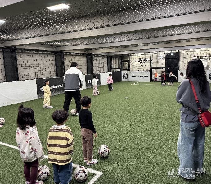 ‘핫둘핫둘서울 유아 스포츠단’에서 체육활동을 하고 있는 유아들의 모습