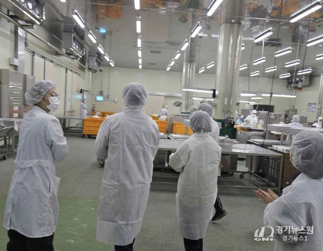 점검반이 학교급식 식자재 공급업체를 점검하고 있다.