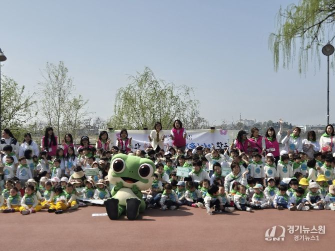 수원새빛형어린이집 원아들과 교직원들이 공원에서 ‘다가치 인성활동’에 참여해 기념촬영을 하고 있다.